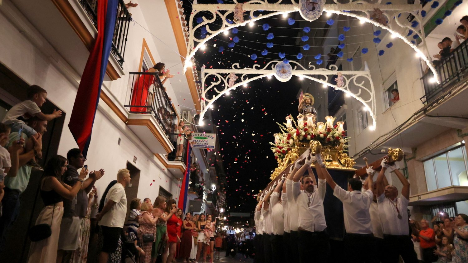 El alcalde felicita a la Hermandad y 'al pueblo de Torrox por la gloriosa procesión de la Virgen de las Nieves y San Roque'