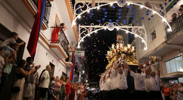 El alcalde felicita a la Hermandad y 'al pueblo de Torrox por la gloriosa procesión de la Virgen de las Nieves y San Roque'