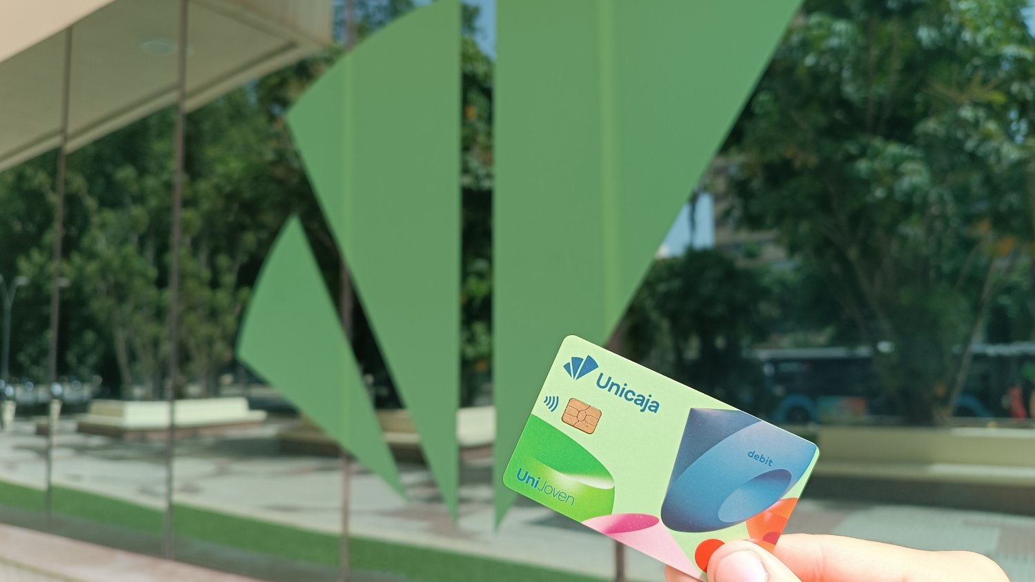 Unicaja regala 500 tarjetas regalo de Amazon de 30 euros a jóvenes por la contratación y uso de tarjetas