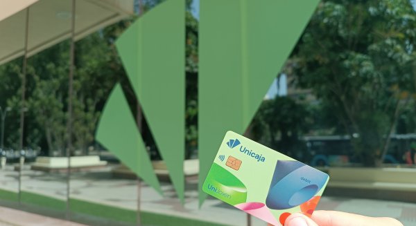 Unicaja regala 500 tarjetas regalo de Amazon de 30 euros a jóvenes por la contratación y uso de tarjetas