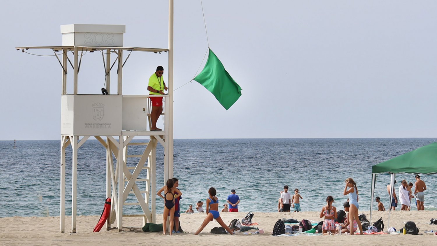 El servicio de vigilancia y socorrismo de las playas de Marbella gestiona durante el mes de julio un total de 4.440 incidencias