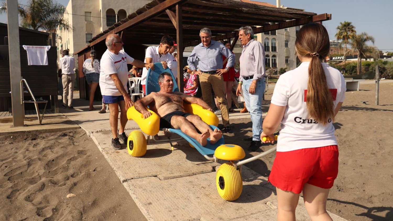 Más de 300 personas están disfrutando este verano del baño asistido en las playas de Rincón de la Victoria