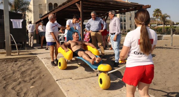Más de 300 personas están disfrutando este verano del baño asistido en las playas de Rincón de la Victoria