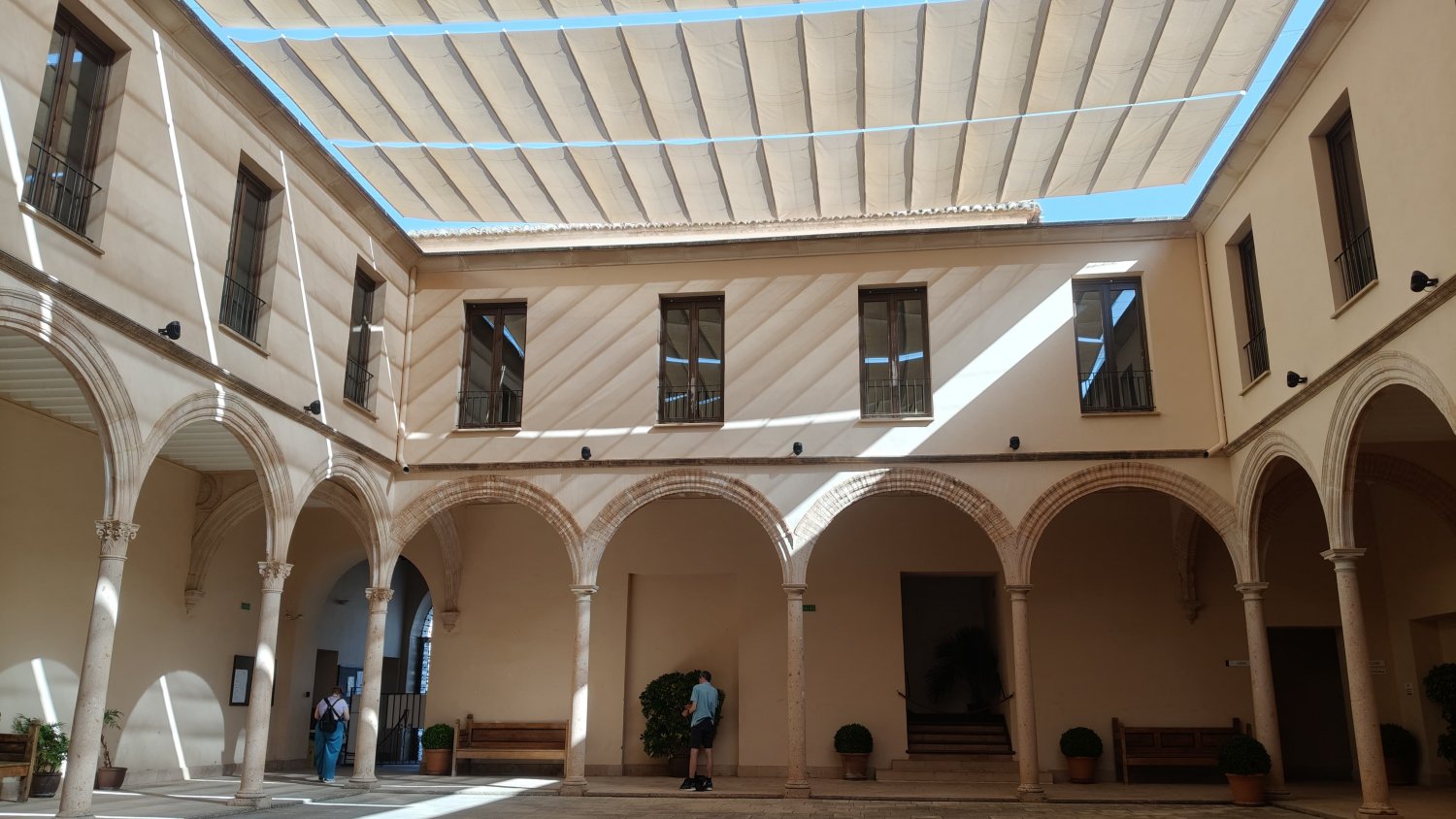 Turismo de Ronda realiza actuaciones para mejorar el patrimonio monumental como la renovación de los toldos de Santo Domingo