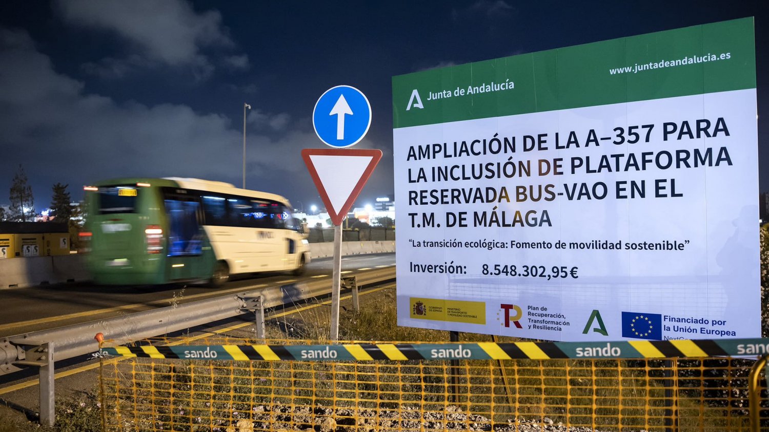 La Junta avanza en las obras del carril BUS-VAO de Málaga con la colocación de las vigas sobre la MA-20