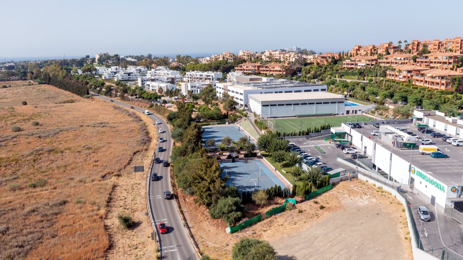 Estepona dotará de acerado al tramo de la carretera de Benahavís entre la autovía y la avenida Alquería
