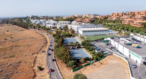 Estepona dotará de acerado al tramo de la carretera de Benahavís entre la autovía y la avenida Alquería