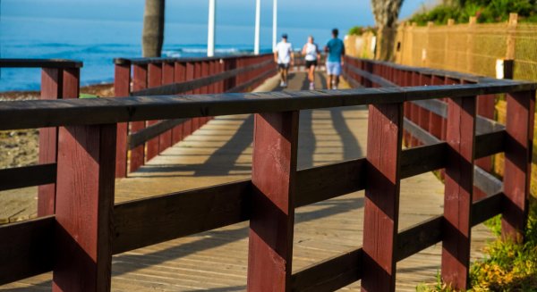 Impulsadas mejoras en el Paseo Marítimo de San Pedro Alcántara con la renovación de más de 1.400 metros de barandillas