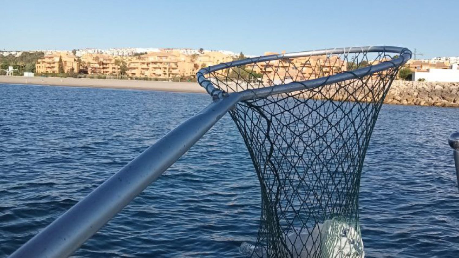Aumentan en agosto de los residuos recogidos en las aguas costasoleñas