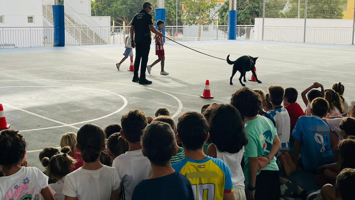 La Unidad Canina de la Policía Local de Rincón de la Victoria imparte jornadas educativas a 300 niños de los campamentos de verano