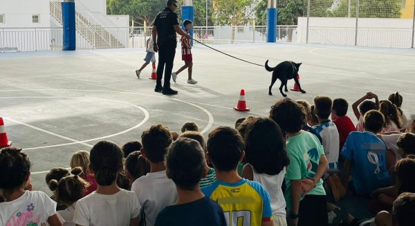 La Unidad Canina de la Policía Local de Rincón de la Victoria imparte jornadas educativas a 300 niños de los campamentos de verano