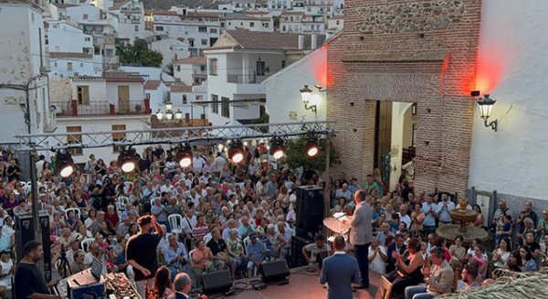 La Universidad de Málaga es reconocida por su defensa de la gestión pública en la fiesta y premios Ajoblanco 2025
