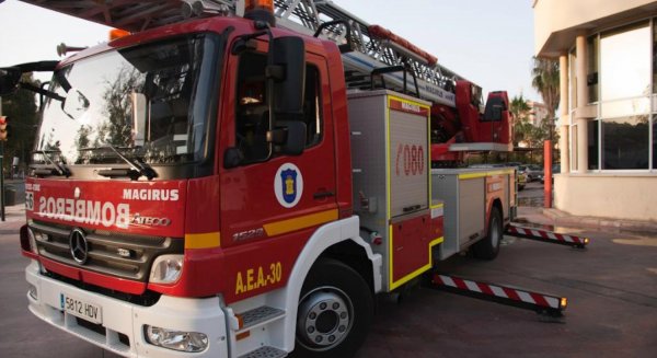 Un incendio en Benalmádena obliga a desalojar a un centenar de personas y paraliza el Cercanías con Fuengirola