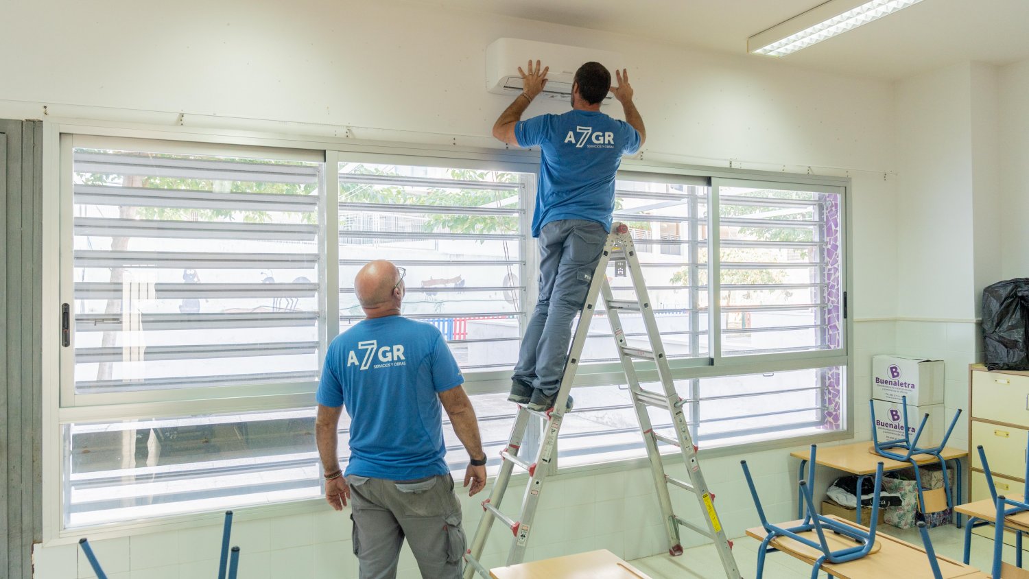 Estepona instalará medio centenar de equipos de climatización en los centros educativos públicos