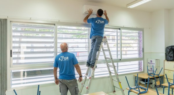 Estepona instalará medio centenar de equipos de climatización en los centros educativos públicos