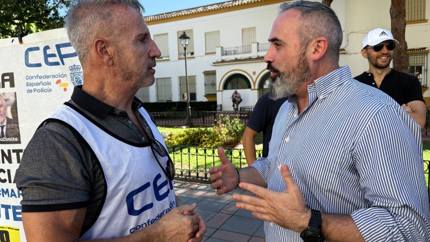 Vox apoya a los policías nacionales en su protesta frente a la comisaría de Fuengirola