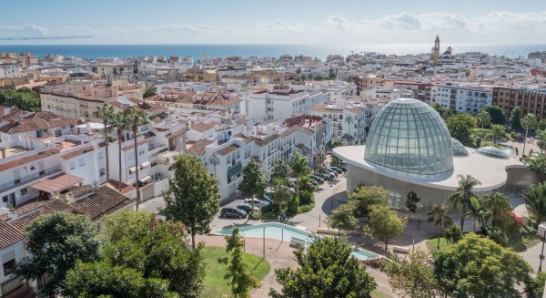 Estepona autoriza un servicio de Vehículos de Movilidad Personal (VMP) y regula su uso en la ciudad