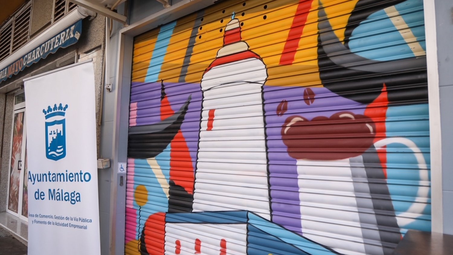 El Ayuntamiento pone en marcha una iniciativa para decorar los comercios de Capuchinos, Victoria y Olletas con grafitis