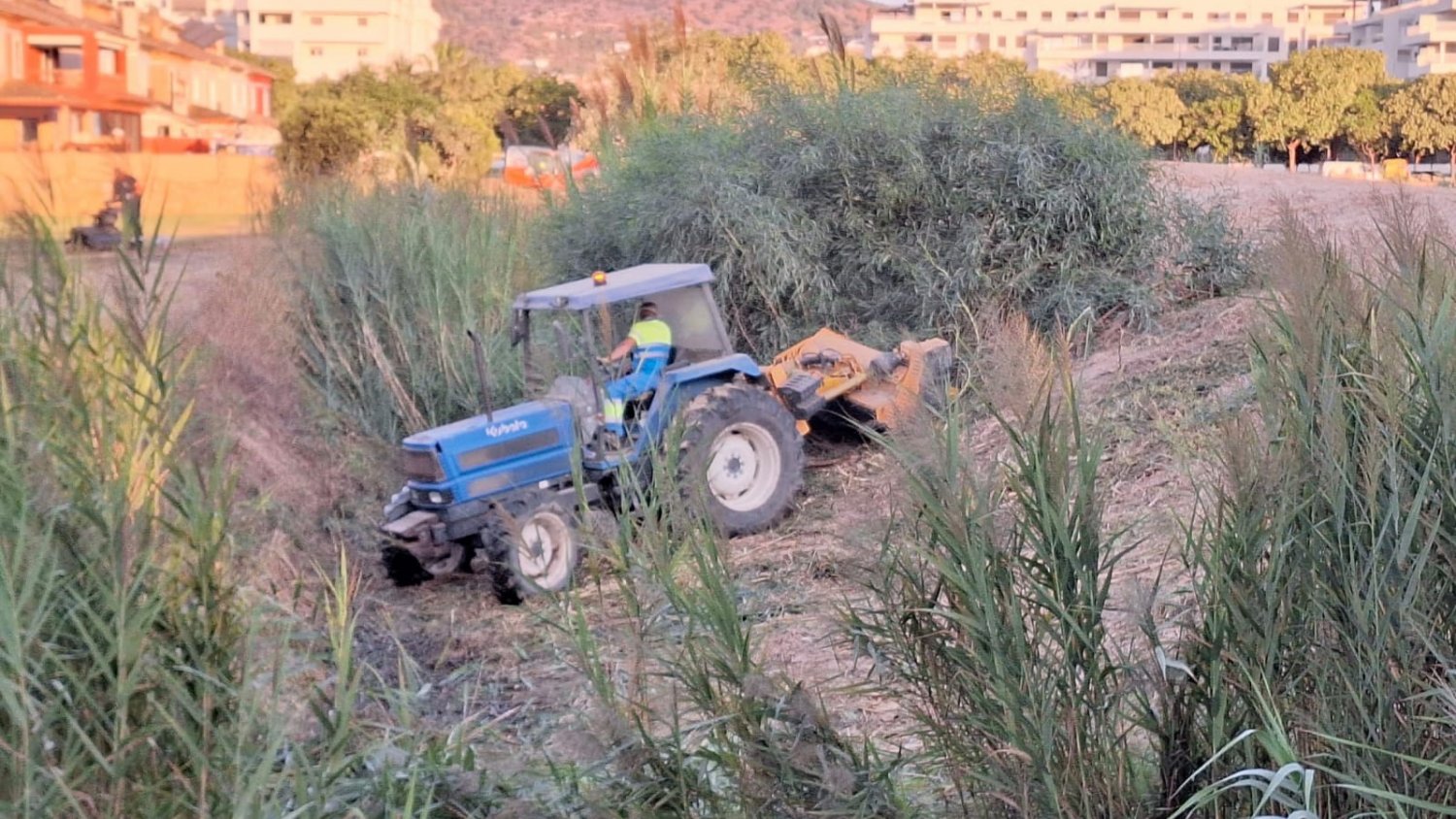 Torremolinos lleva a cabo la limpieza de arroyos e imbornales ante la llegada de las lluvias otoñales