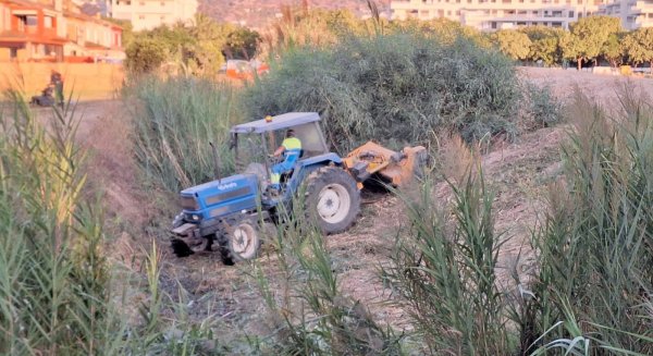 Torremolinos lleva a cabo la limpieza de arroyos e imbornales ante la llegada de las lluvias otoñales