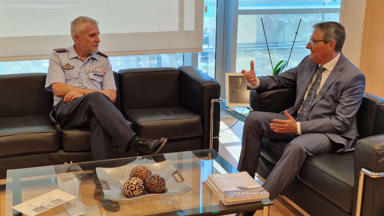 El presidente de la Diputación recibe al nuevo coronel jefe de la Base Aérea de Málaga