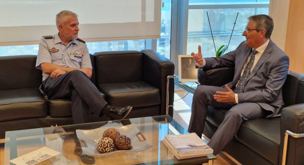 El presidente de la Diputación recibe al nuevo coronel jefe de la Base Aérea de Málaga