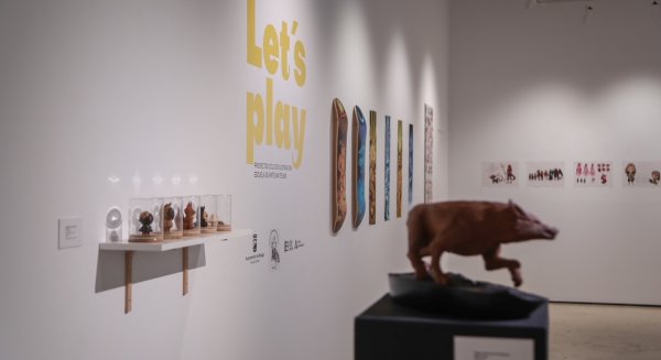 'Let's Play', la primera exposición de alumnos de ilustración artística en madera de la Escuela de Arte de San Telmo
