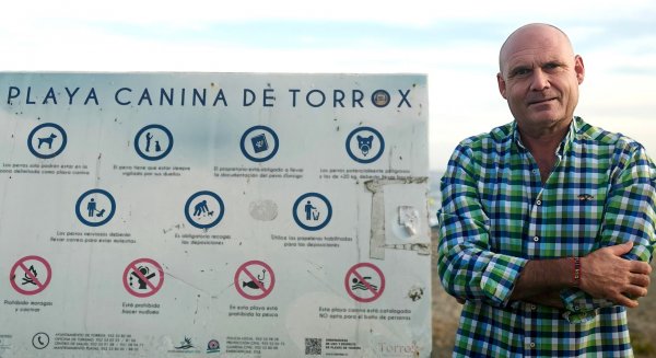 Vox solicita reforzar sanciones por suciedad de mascotas y construir un parque canino en Torrox