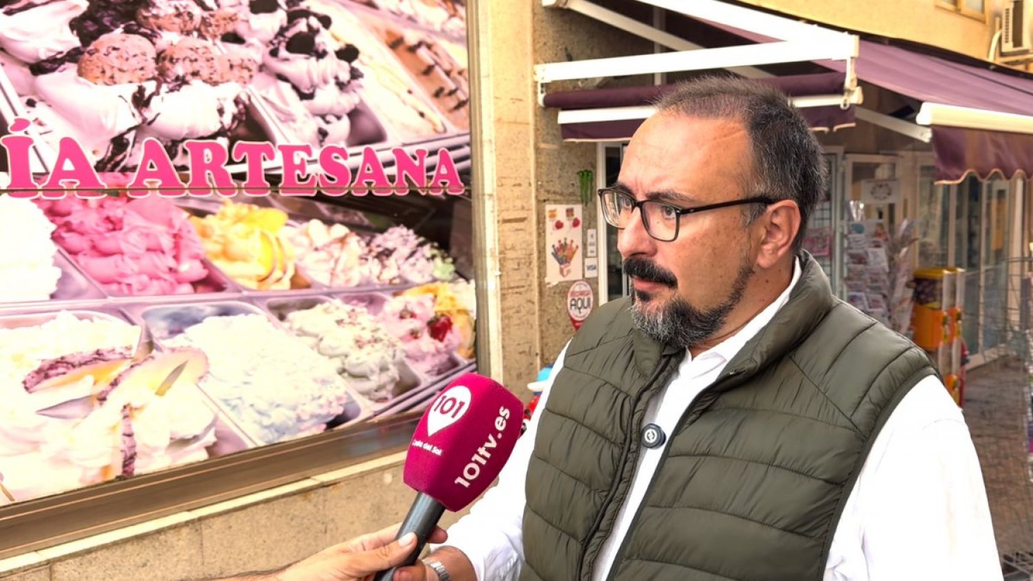 Vox rechaza y tilda de 'absurda' la normativa del PP que obliga a los comercios de Benalmádena a homogeneizar sus fachadas