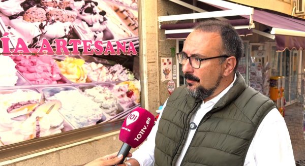 Vox rechaza y tilda de 'absurda' la normativa del PP que obliga a los comercios de Benalmádena a homogeneizar sus fachadas