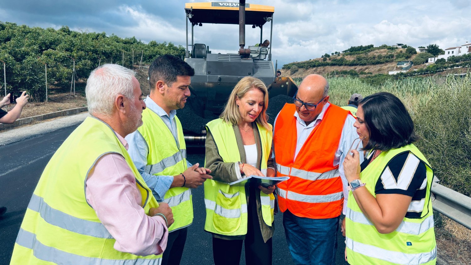 La Diputación destina medio millón de euros a las obras de refuerzo del firme de la caretera que une Vélez-Málaga con Benamocarra