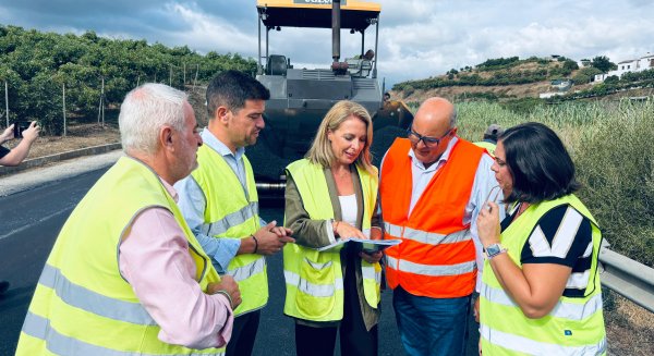 La Diputación destina medio millón de euros a las obras de refuerzo del firme de la caretera que une Vélez-Málaga con Benamocarra