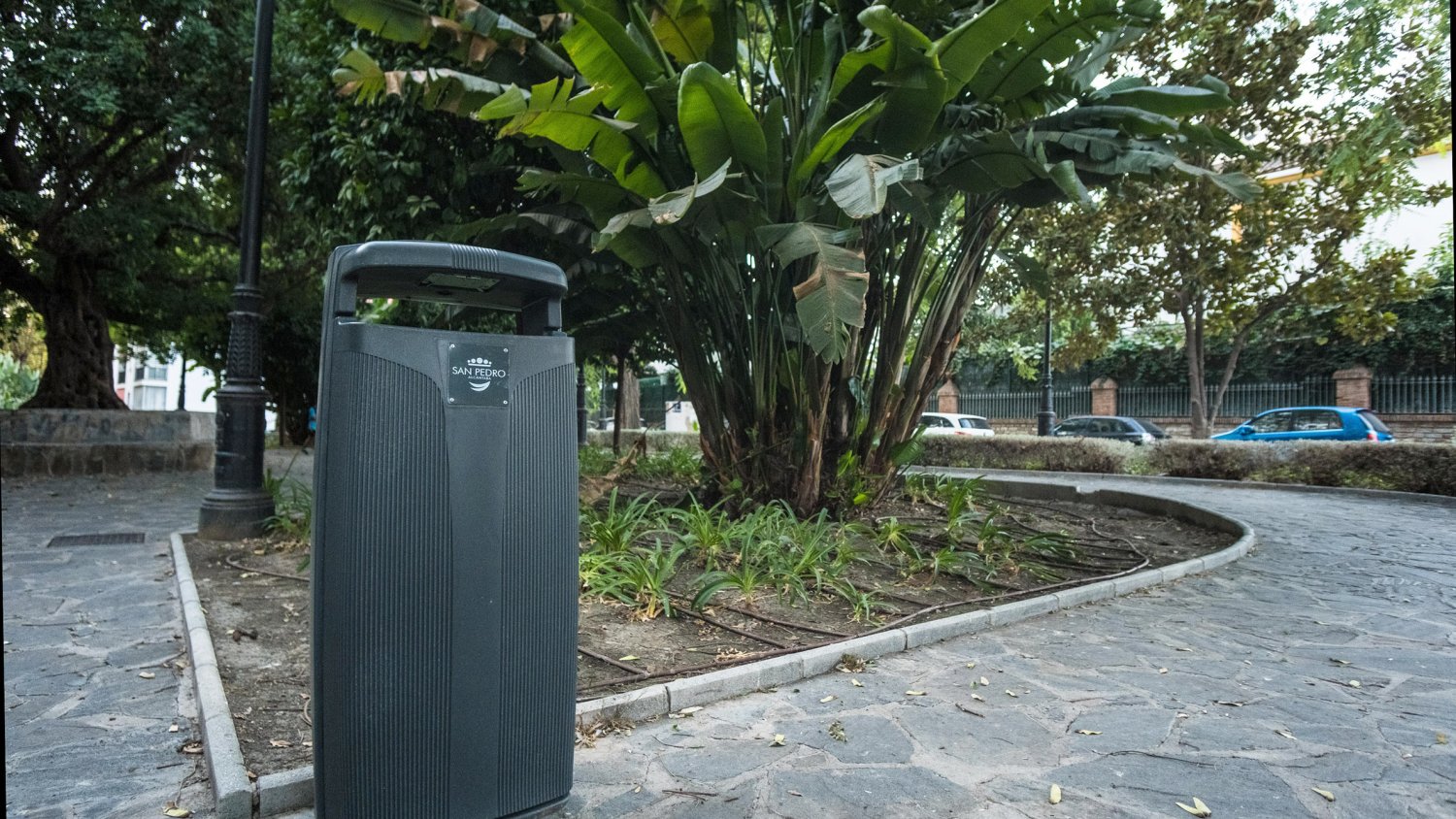 San Pedro Alcántara gana 8.400 logros de capacidad para el depósito de residuos con la instalación de 70 nuevas papeleras