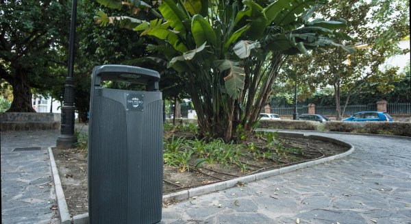 San Pedro Alcántara gana 8.400 logros de capacidad para el depósito de residuos con la instalación de 70 nuevas papeleras