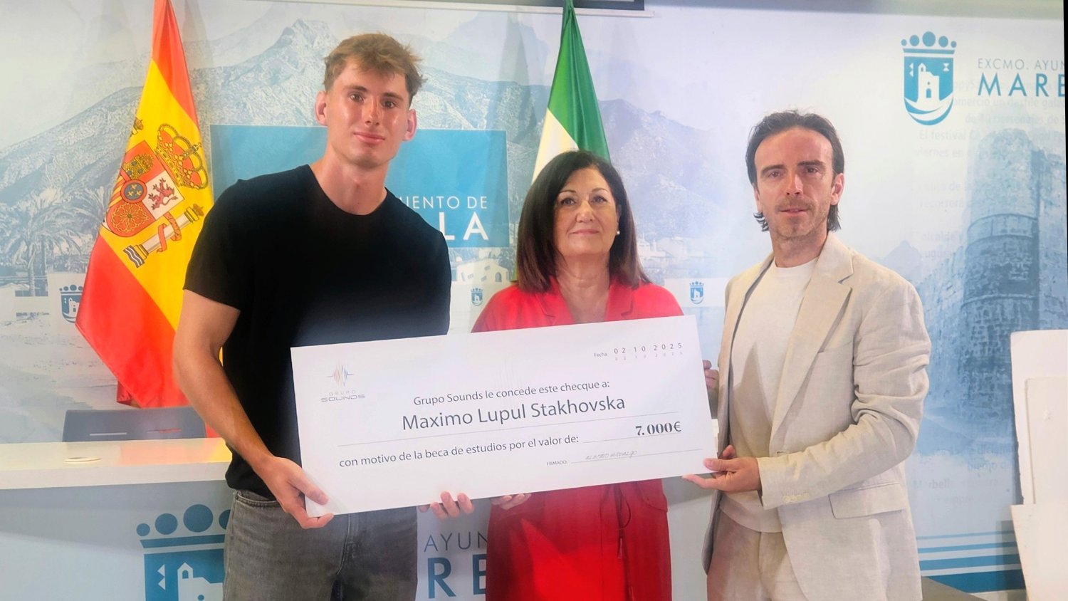 Marbella respalda al grupo empresarial Sound en la entrega de un cheque al joven Máximo Lupul para continuar sus estudios universitarios
