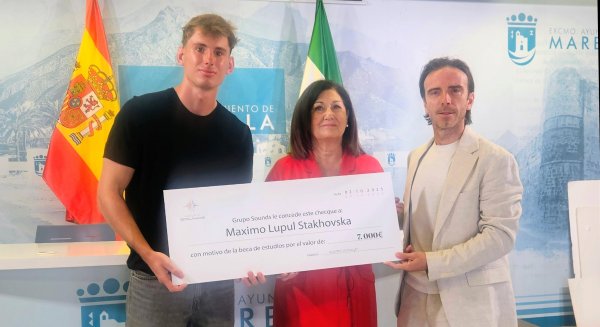 Marbella respalda al grupo empresarial Sound en la entrega de un cheque al joven Máximo Lupul para continuar sus estudios universitarios