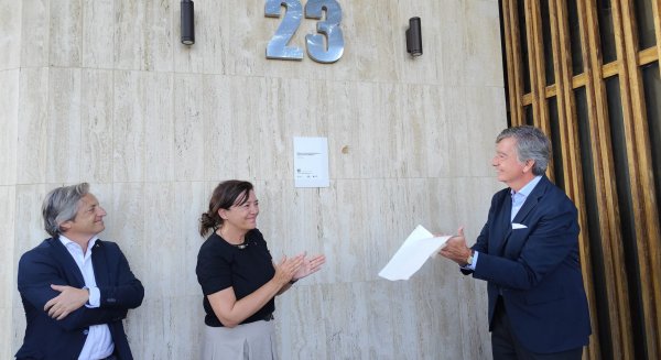 El Colegio de Arquitectos de Málaga reconoce con la placa Docomomo el valor del edificio ‘Melilla 31’ como referente de la arquitectura moderna