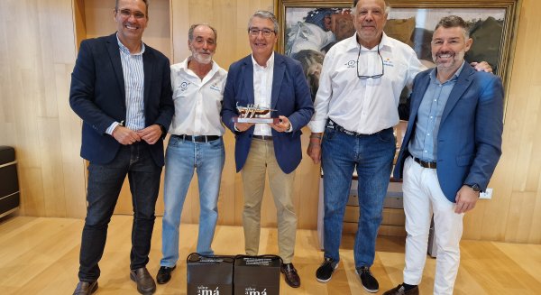 Salado recibe a la tripulación del Barlovento-Senda Azul, vencedor en la XXI Copa del Rey Repsol de Barcos de Época celebrada en Menorca