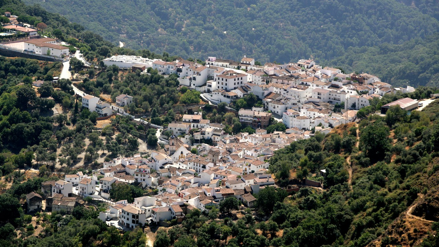 La Diputación financia con un millón de euros una red de calor en Benarrabá para que el municipio siga avanzando en su autosuficiencia energética