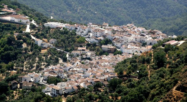 La Diputación financia con un millón de euros una red de calor en Benarrabá para que el municipio siga avanzando en su autosuficiencia energética
