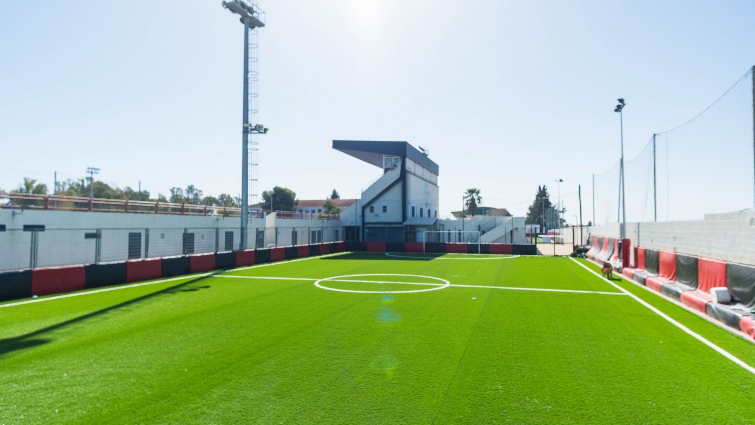 El Ayuntamiento de Marbella renueva el césped artificial de uno de los campos de fútbol 5 del Estadio Municipal Antonio Naranjo