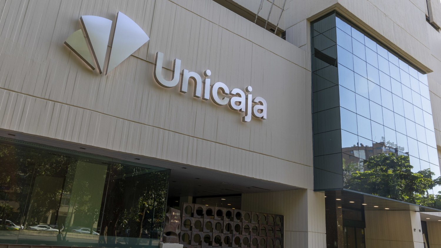 Unicaja impulsa su oferta digital con un nuevo bróker de valores online