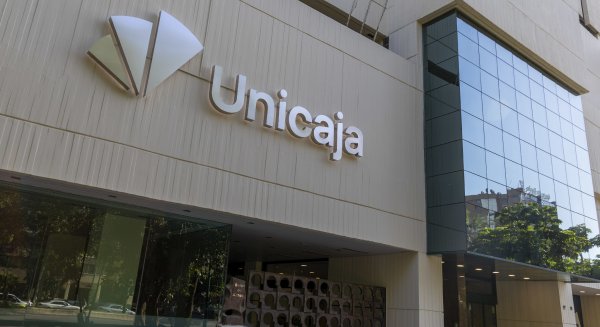 Unicaja impulsa su oferta digital con un nuevo bróker de valores online