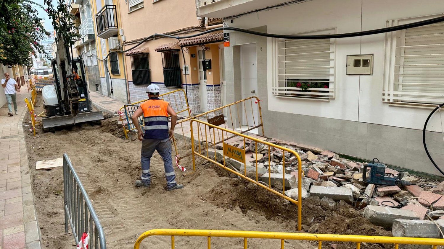  El Ayuntamiento de Fuengirola renueva las infraestructuras hídricas soterradas de la calle Reyes Católicos