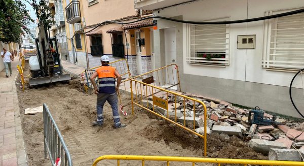  El Ayuntamiento de Fuengirola renueva las infraestructuras hídricas soterradas de la calle Reyes Católicos