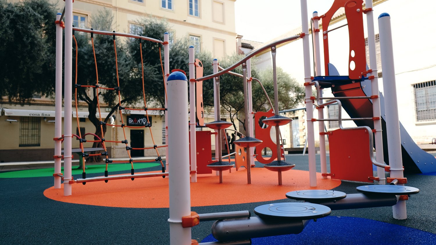 Entra en servicio el nuevo parque infantil de la plaza de las Cofradías