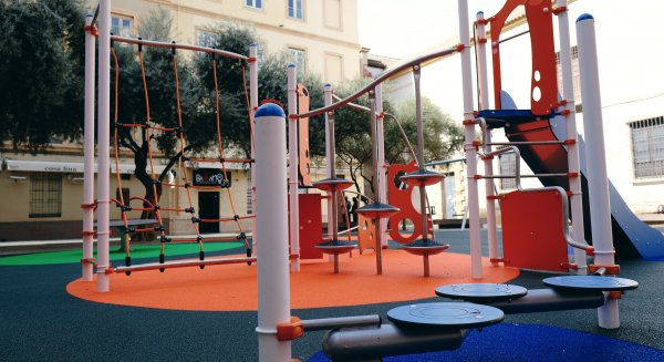 Entra en servicio el nuevo parque infantil de la plaza de las Cofradías