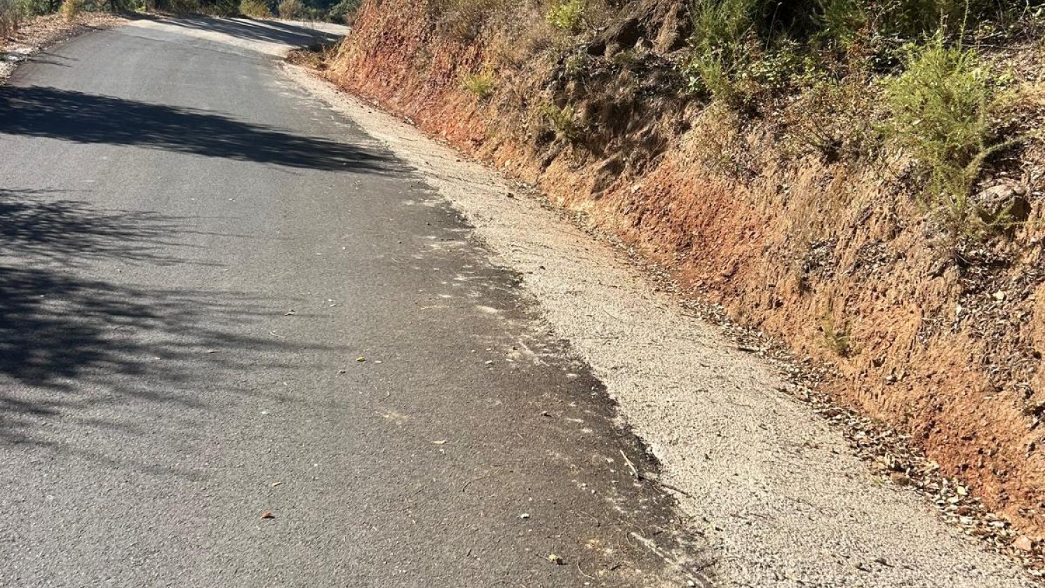La Diputación invierte 363.000 euros en el asfaltado de la carretera de acceso a Benarrabá y la mejora de un camino municipal