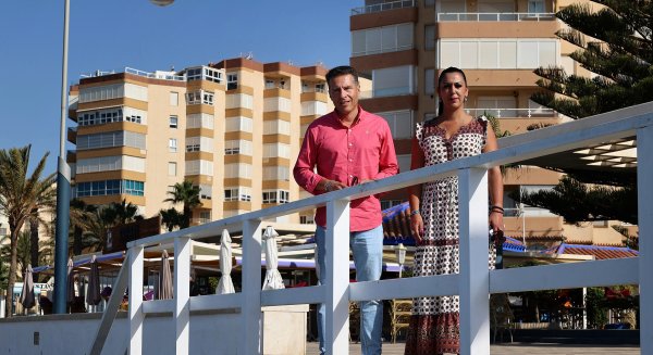 El Ayuntamiento de Torrox instala nuevos accesos a la playa de Ferrara