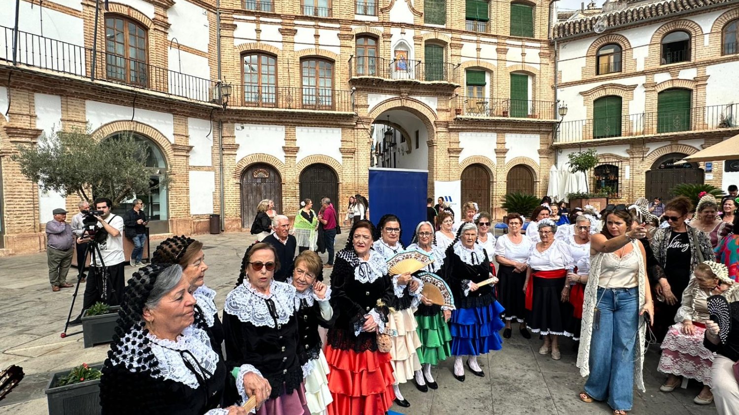 La plaza Ochavada de Archidona acoge el desfile de trajes típicos comarcales confeccionados en los talleres 'Mayores de la Costura'